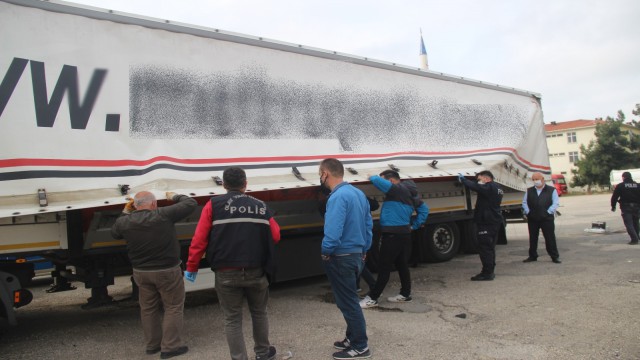 Tekirdağda tırın dorsesinde saklanan 5 göçmen yakalandı