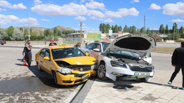 Ticari taksi ile otomobil çarpıştı: 1 yaralı