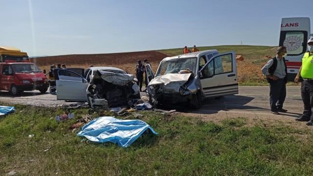 Tokatta iki araç kafa kafaya çarpıştı: 3 ölü, 8 yaralı