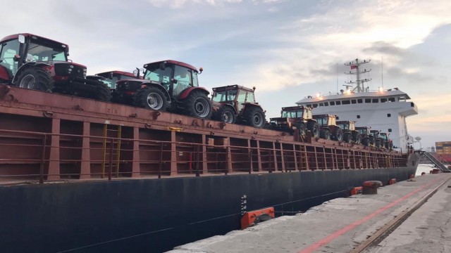 Traktörler Gine için yola çıktı