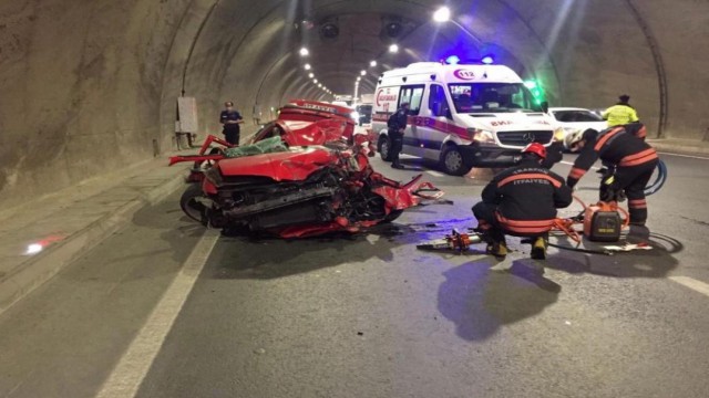 Tünel içinde aşırı hız kazayla sonuçlandı: 1 ağır yaralı