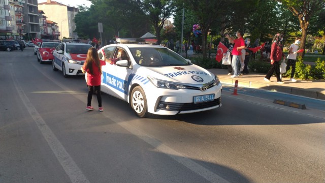 Uşaklılar 19.19da hep birlikte İstiklal Marşını okudu