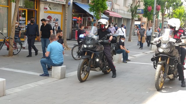 Uşakta motosikletli polisler vatandaşları uyardı