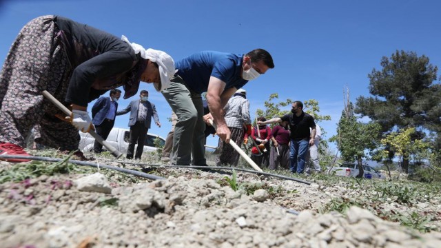 Vali Arslantaş tarlada çalışan kadınlarla çapa yaptı