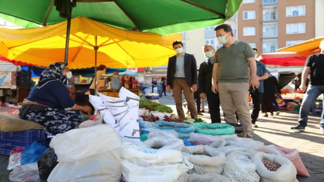 Vali Ünlü, pazar tezgahlarında kalan ürünleri satın alıp ihtiyaç sahiplerine ulaştırdı