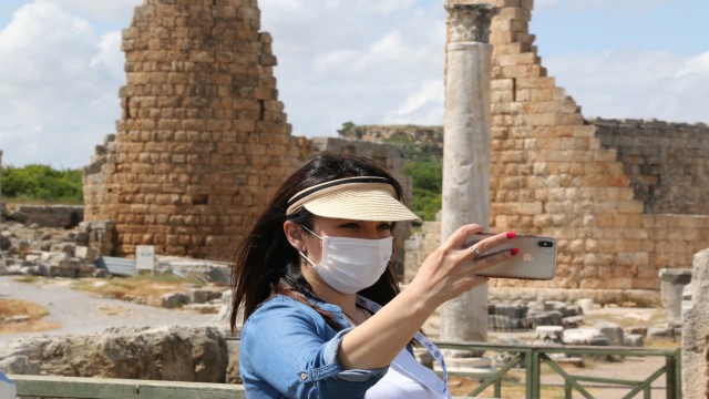 Yabancı basın mensuplarından Perge Antik Kentine ilgi