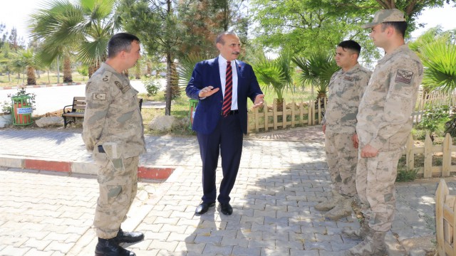 Yalçınkaya emniyet mensupları ve sağlık çalışanlarıyla bayramlaştı