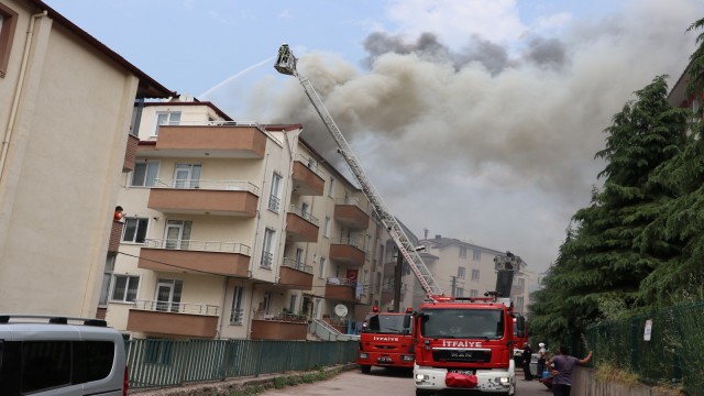 Yalıtım sırasında yanan binanın çatısı kullanılamaz hale geldi