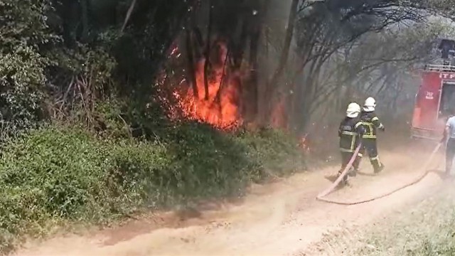 Yoğun dumandan etkilenen itfaiye eri hastaneye kaldırdı