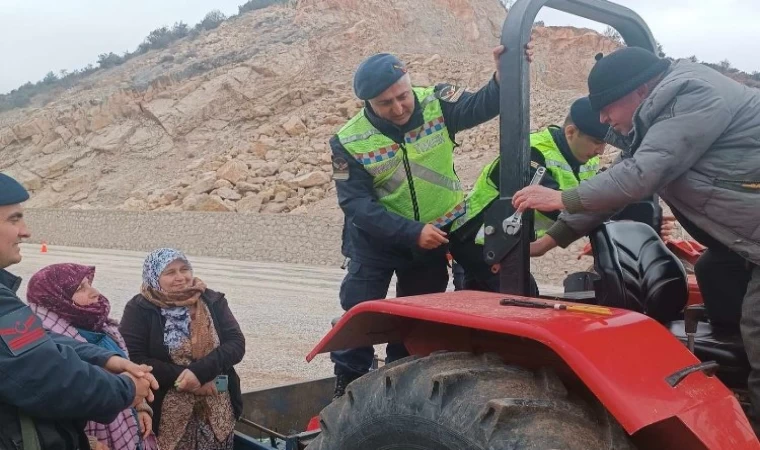 Bilecik Jandarması’ndan traktör sürücülerine ’reflektör’ uyarısı