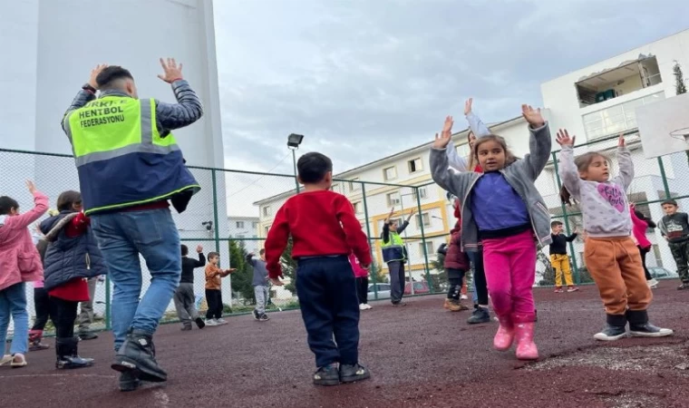 Hentbol Gönüllü Timi’nden Adıyamanlı çocuklara moral